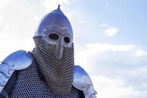 modern kopiëren van antiek metaal ridder helm met aventail. historisch middeleeuws kostuum detail foto