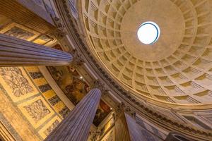 pantheon tempel interieur in Rome, Italië foto