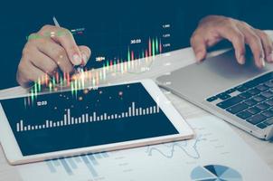 zakenman aanraken virtueel scherm diagram voorraad markt indicator valuta uitwisseling financieel beheer forex. bedrijf winst tabel handel groei inhoudsopgave economie concept. foto