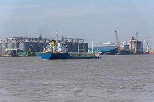 groot schepen vervoer gas- of olie door zee.schip industrie vracht brandstof globaal. foto