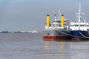 twee groot schepen aangemeerd in de haven. foto