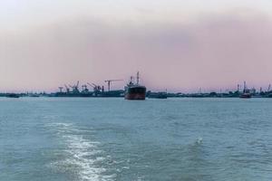 vervoer van goederen door zee door groot lading schepen Bij zee. foto