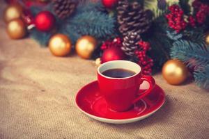 kopje koffie en kerstcadeaus. foto