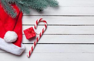 Kerstmissuikergoed met brench en rode gift