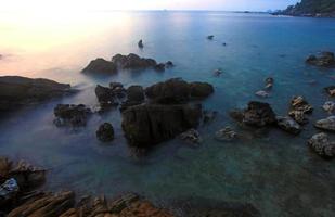 rotsen, zee, zonsondergang op het tropische strand in Koh Phangan