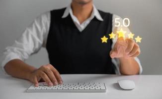 zakenman geven 5 sterren beoordeling Aan virtueel tintje scherm naar onderhoud beleven. klant onderhoud en tevredenheid concept foto