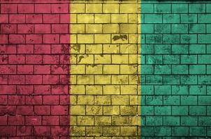 Guinea vlag is geschilderd op een oud steen muur foto