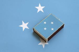 Micronesië vlag is afgebeeld Aan een luciferdoosje dat leugens Aan een groot vlag foto