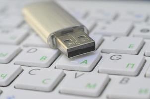 USB flash geheugen kaart Aan wit toetsenbord foto