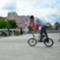 onscherp beeld van een veel van mensen met bmx Fietsen. vergadering van fans van extreem sport- foto