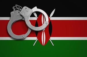 Kenia vlag en Politie handboeien. de concept van misdrijf en overtredingen in de land foto