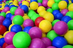 veel kleurrijk plastic ballen in een kinderen' ballenbak Bij een speelplaats. dichtbij omhoog patroon foto