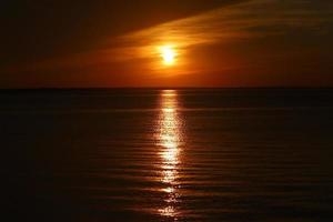 de zon gaat onder de horizon aan de Middellandse Zee in Noord-Israël. foto