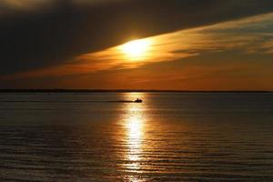 de zon gaat onder de horizon aan de Middellandse Zee in Noord-Israël. foto