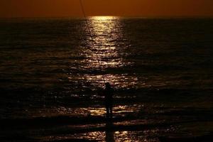 de zon gaat onder de horizon aan de Middellandse Zee in Noord-Israël. foto