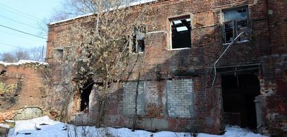 fragment van een verlaten twee verdiepingen gebouw na leger operaties in donetsk foto