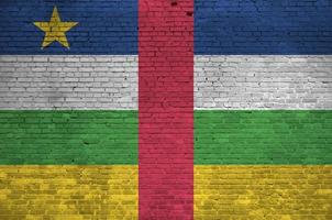 centraal Afrikaanse republiek vlag afgebeeld in verf kleuren Aan oud steen muur. getextureerde banier Aan groot steen muur metselwerk achtergrond foto