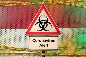 Indonesië vlag en covid-19 biohazard symbool met quarantaine oranje plakband. coronavirus of 2019-ncov virus concept foto