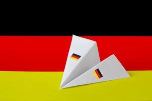 Duitsland vlag afgebeeld Aan papier origami vliegtuig. handgemaakt kunsten concept foto