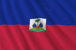 Haïti vlag met groot vouwen golvend dichtbij omhoog onder de studio licht binnenshuis. de officieel symbolen en kleuren in banier foto