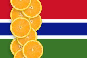 Gambia vlag en citrus fruit plakjes verticaal rij foto