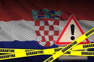Kroatië vlag en covid-19 quarantaine geel plakband. coronavirus of 2019-ncov virus foto