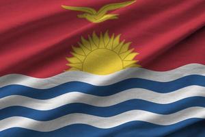 Kiribati vlag met groot vouwen golvend dichtbij omhoog onder de studio licht binnenshuis. de officieel symbolen en kleuren in banier foto