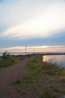 zonsondergang in Zweden Bij de haven van meer vaetern. landschap schot in Scandinavië. foto