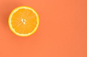 top visie van een een oranje fruit plak Aan helder achtergrond in oranje kleur. een verzadigd citrus structuur beeld foto