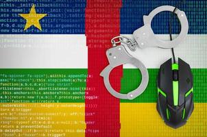 centraal Afrikaanse republiek vlag en geboeid computer muis. bestrijden computer misdrijf, hackers en piraterij foto