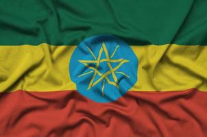 Ethiopië vlag is afgebeeld Aan een sport- kleding kleding stof met veel vouwen. sport team banier foto