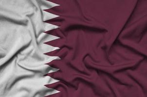 qatar vlag is afgebeeld Aan een sport- kleding kleding stof met veel vouwen. sport team banier foto