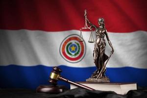 Paraguay vlag met standbeeld van dame gerechtigheid, grondwet en rechter hamer Aan zwart draperie. concept van oordeel en schuld foto