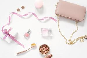 Valentijnsdag dag, moeder dag, voorjaar concept met tas, mobiel telefoon en cosmetica. top visie. de visie van de top. trending concept voor een blogger foto