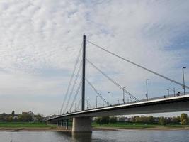 de Rijn rivier- en de stad van dusseldorf foto