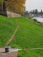 de Rijn rivier- en de stad van dusseldorf foto