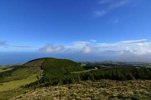 wolken drijvend over- weelderig landschap in de azoren foto