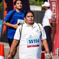 nieuw Delhi, Indië - oktober 16 2022 - vedanta Delhi voor de helft marathon ras na covid in welke marathon deelnemers over naar kruis de af hebben lijn, Delhi voor de helft marathon 2022 foto