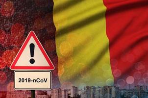 belgie vlag en coronavirus 2019-ncov alarm teken. concept van hoog waarschijnlijkheid van roman coronavirus het uitbreken door op reis toeristen foto