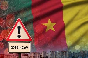 Kameroen vlag en coronavirus 2019-ncov alarm teken. concept van hoog waarschijnlijkheid van roman coronavirus het uitbreken door op reis toeristen foto