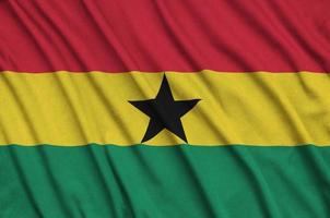 Ghana vlag is afgebeeld Aan een sport- kleding kleding stof met veel vouwen. sport team banier foto