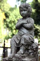 oud standbeeld op graf op de lychakivskyj begraafplaats van lviv, foto
