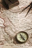 kompas en oude kaart van het Midden-Oosten