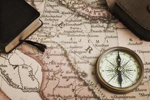 kompas, boek en oude kaart van het Midden-Oosten