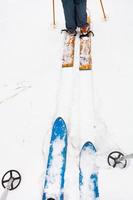 breed skis en ski rennen in sneeuw foto