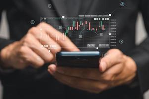 valuta aandelenbeurs, geld overdracht, FinTech financieel technologie, wereld economie rapport. Mens gebruik makend van mobiel telefoon met forex handel grafiek, voorraad markt verslag doen van foto