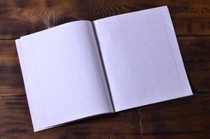 foto van een schoon wit school- chequeboek Aan een bruin houten achtergrond. idee of bericht concept. genoeg van ruimte voor tekst