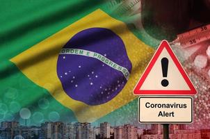 Brazilië vlag en coronavirus 2019-ncov alarm teken. concept van hoog waarschijnlijkheid van roman coronavirus het uitbreken door op reis toeristen foto