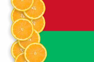 Madagascar vlag en citrus fruit plakjes verticaal rij foto