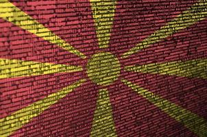 Macedonië vlag is afgebeeld Aan de scherm met de programma code. de concept van modern technologie en plaats ontwikkeling foto